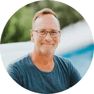 Mann mit blauem Shirt und Brille