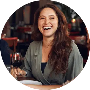 Lächelnde Frau mit einem Glas Rotwein